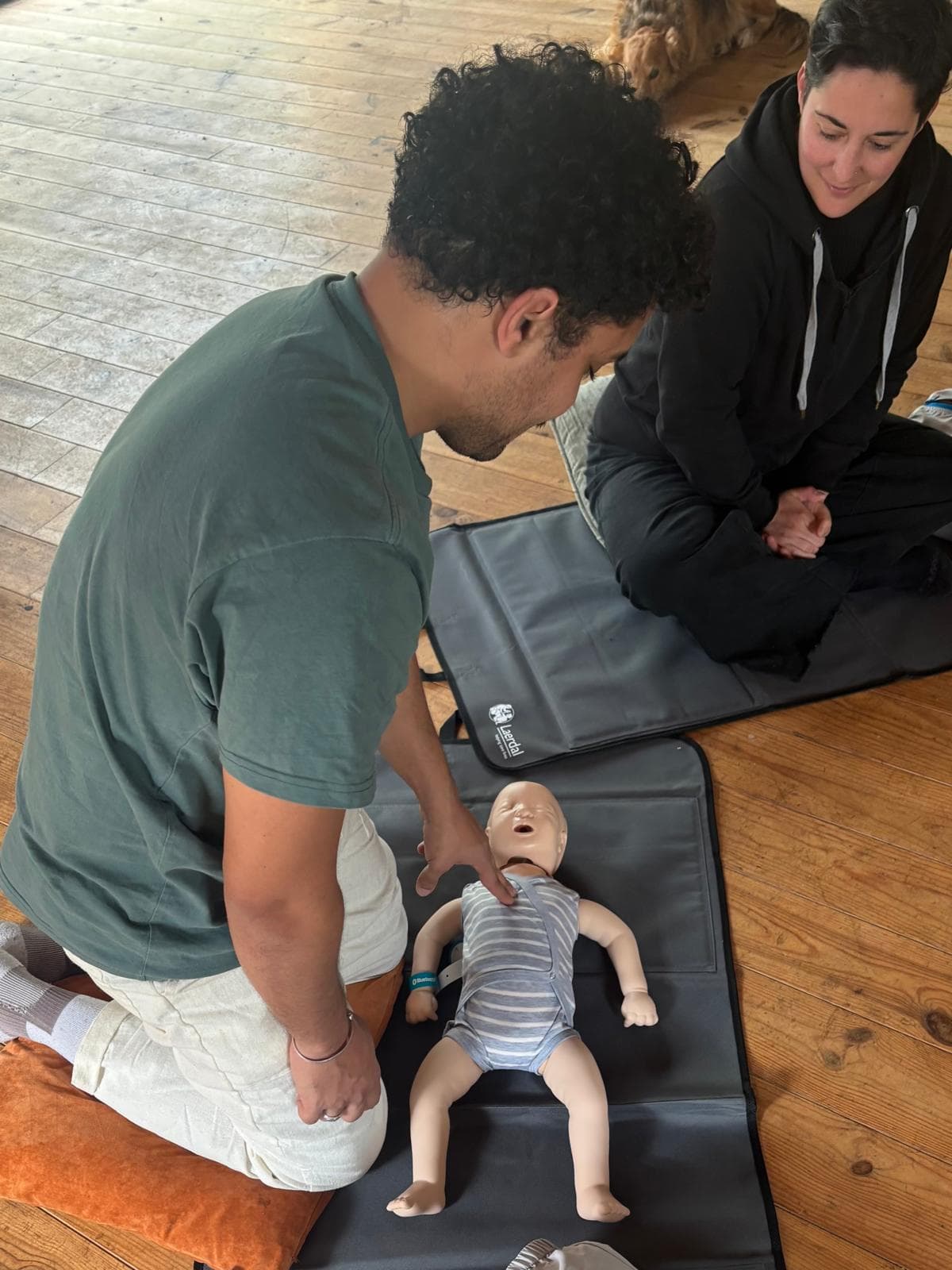 Participant pratiquant les gestes sur mannequin bébé